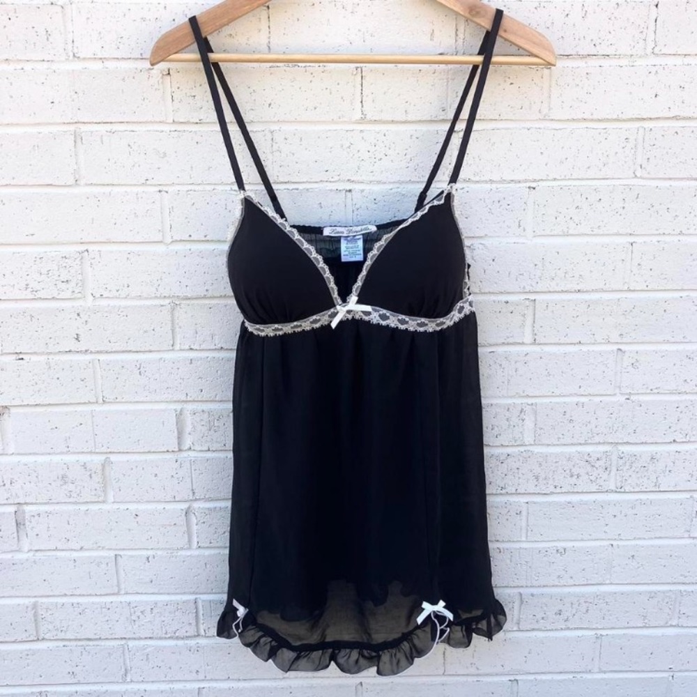 Black & white lingerie top w/ white lace trim a sheer bodice
Size: S